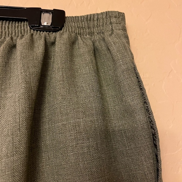Alfred Dunner Army Green Woven Linen-look Capris - Picture 12 of 14